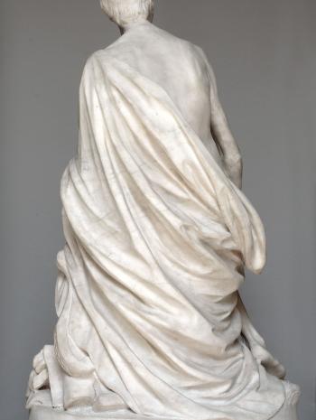 Jean-Baptiste Pigalle (1714-1785), Voltaire nu (vue du revers de la sculpture). 1776, sculpture (marbre), 150 × 89 × 77 cm. Paris, musée du Louvre (dépôt de l’Institut de France, 1962)