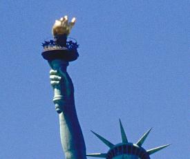Frédéric Auguste Bartholdi (1834-1904), La Liberté éclairant le monde (Statue de la Liberté). Détail de la main droite et de la torche. 1886, sculpture (fer, cuivre). États-Unis d’Amérique, New York, Liberty Island
