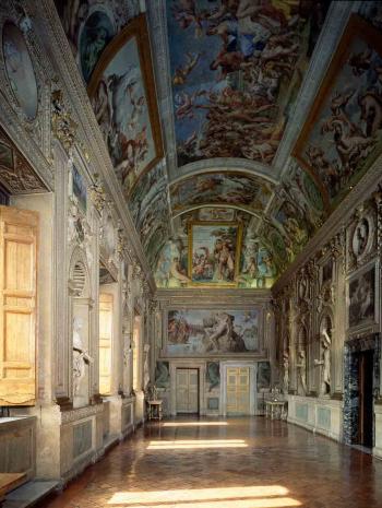 La galerie Farnese est une loggia couverte située sur le côté du palais qui donne vers la Via Giulia et le Tibre. Elle fut réalisée par Giacomo della Porta sur le projet de Jacopo Barozzi da Vignola