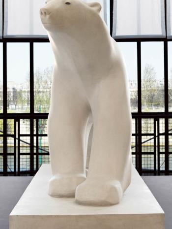 François Pompon (1855-1933), Ours blanc (vue de face). 1928-1929 (œuvre originale en plâtre présentée au Salon d’automne de 1922), 163 × 251 × 90 cm, sculpture (calcaire). Paris, musée d’Orsay (no inv. RF 3269)