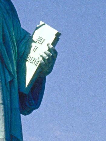 Frédéric Auguste Bartholdi (1834-1904), La Liberté éclairant le monde (Statue de la Liberté). Détail de la main gauche et de la tablette. 1886, sculpture (fer, cuivre). États-Unis d’Amérique, New York, Liberty Island